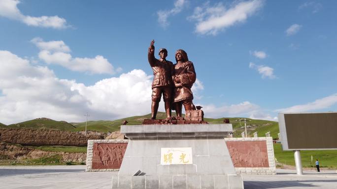 王震将军和藏族首领雕像