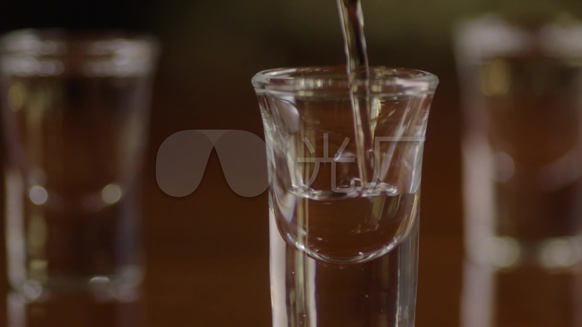 饭局白酒倒进透明酒杯视频素材_1920x1080_高清视频素材下载(编号