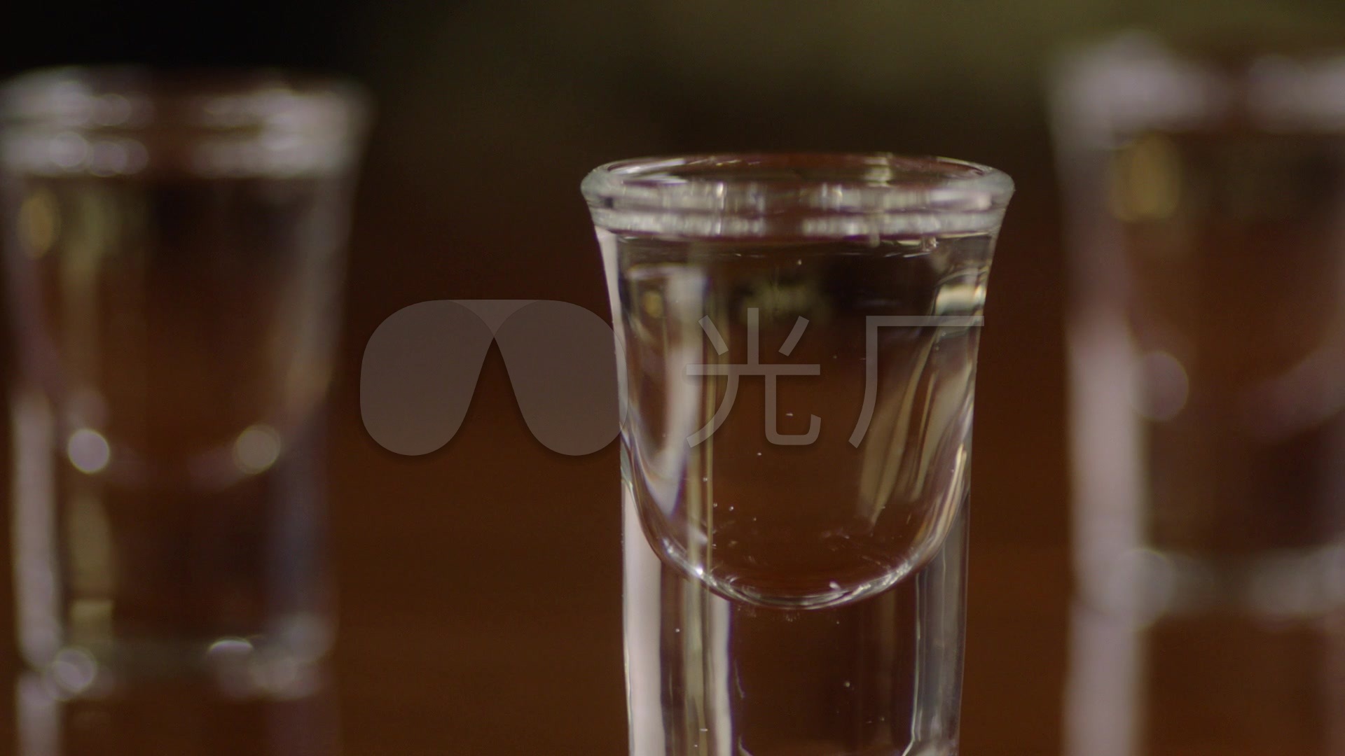 饭局白酒倒进透明酒杯视频素材_1920x1080_高清视频素材下载(编号