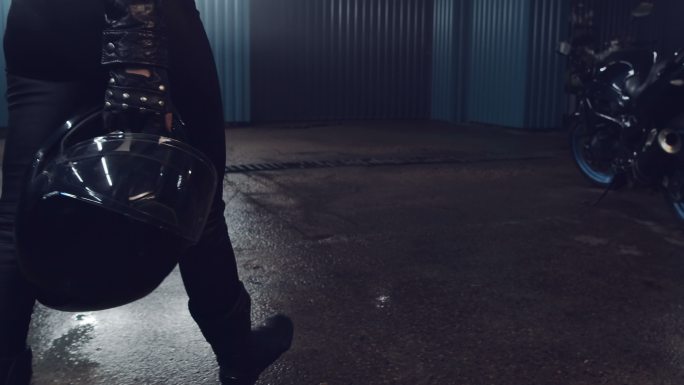 骑摩托的女孩手里拿着头盔