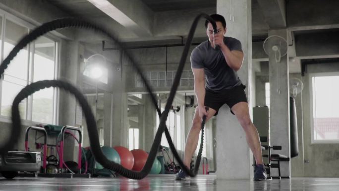 在锻炼中的男人健身男子甩绳练习运动健身