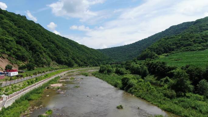 航拍从桥下穿过拍摄大山深处