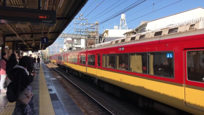 日本新干线火车进站