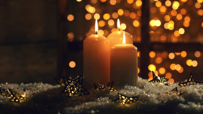 圣诞或新年的蜡烛新年圣诞装饰蜡烛发光