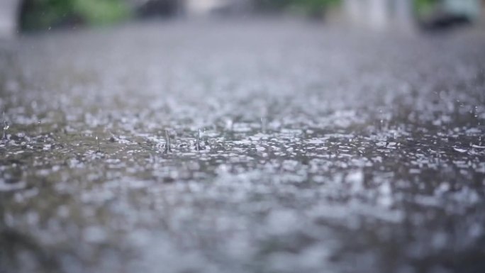 下雨天雨滴路面积水伤感雨景视频