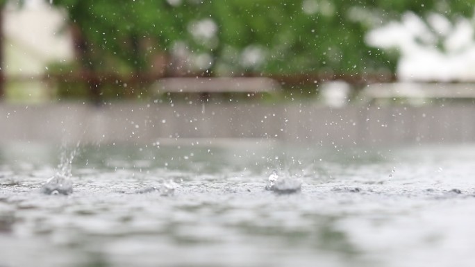 下雨天雨滴再水面上溅起水花