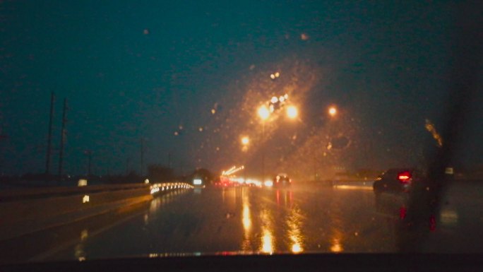 在雨天和闪电中开车