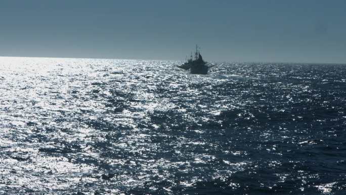 大西洋逆光海面  一艘远洋渔船驶向远方