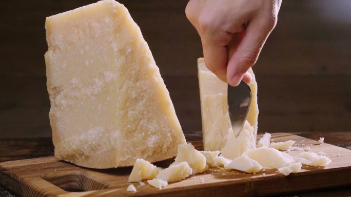 帕尔马干酪成分，在木制砧板上