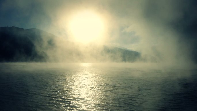 湖面上雾蒙蒙的日出