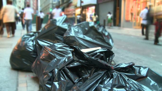 城市垃圾废弃物黑色塑料袋人流空镜
