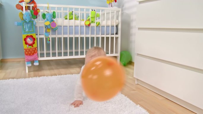 可爱的婴儿玩气球
