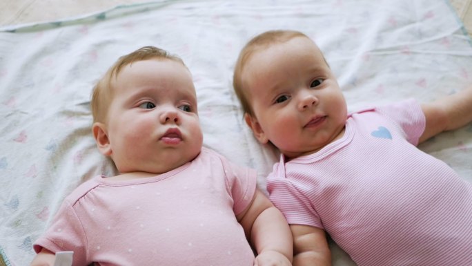 穿粉红色衣服的双胞胎姐妹