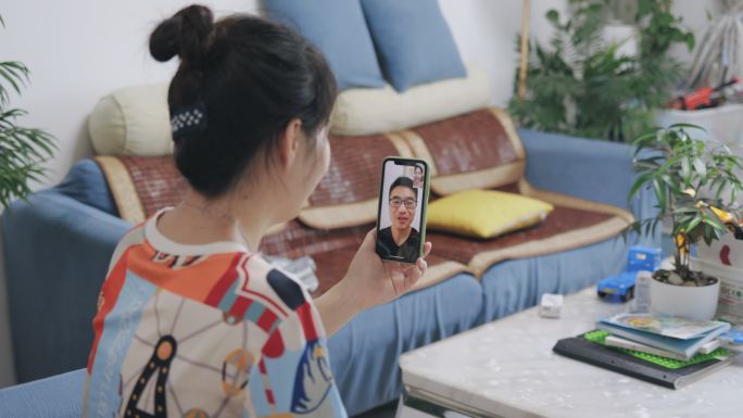 4K年轻女性和丈夫在家中用手机视频通话