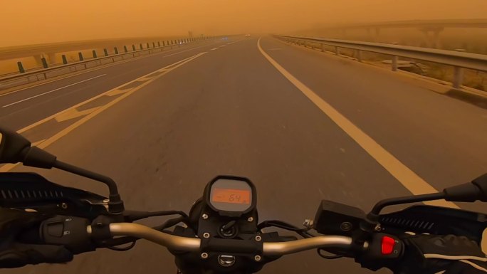 沙尘暴中高速骑摩托车