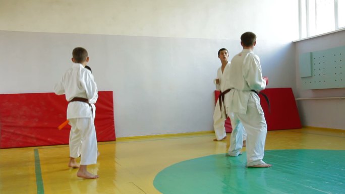 武术教练训练学生运动服教学和服