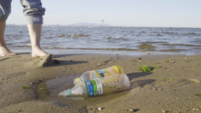 【原创】海边捡起塑料瓶垃圾