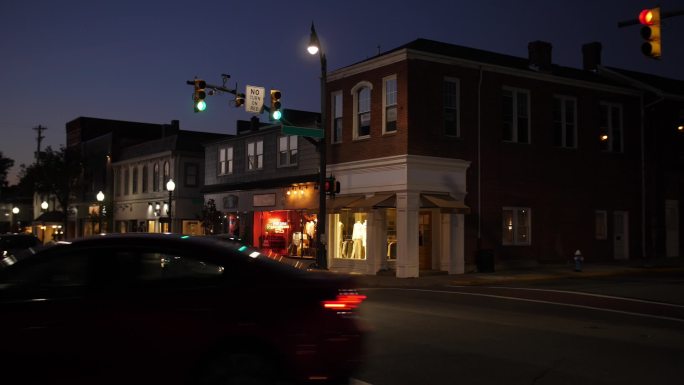 主街角夜景拍摄建筑物灯光照明城市风光