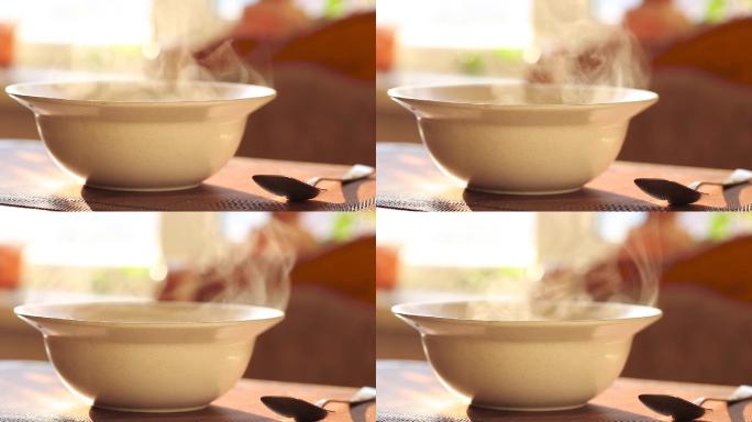 盘子里的热汤汤冒热气