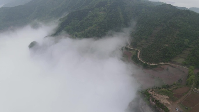 航拍：雨后云海与山路