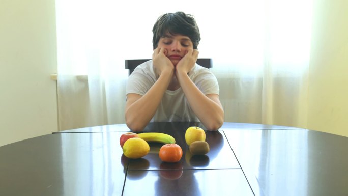 男孩与水果