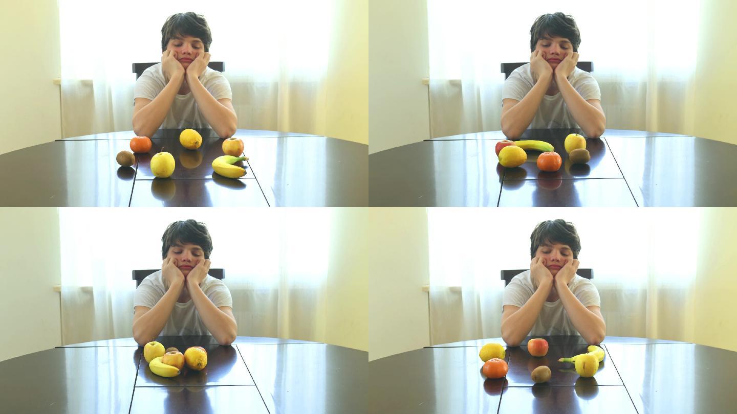 男孩与水果