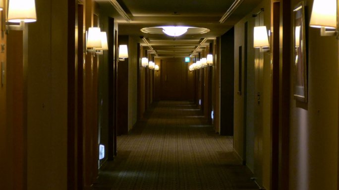 走廊的尽头。酒店走廊恐怖阴森走廊空无一人