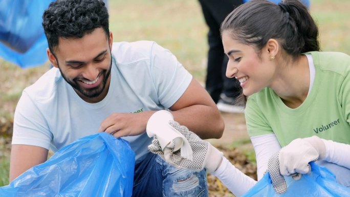 这对年轻夫妇帮助邻居清理社区公园