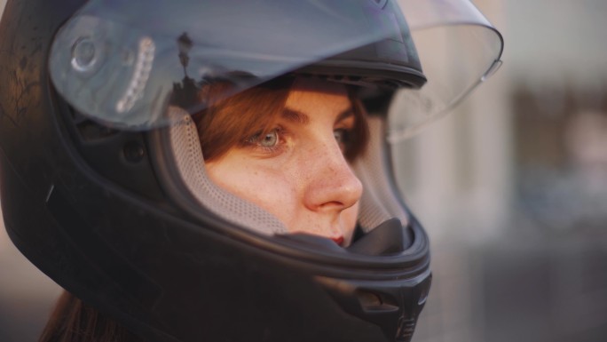 戴头盔的年轻女摩托车手