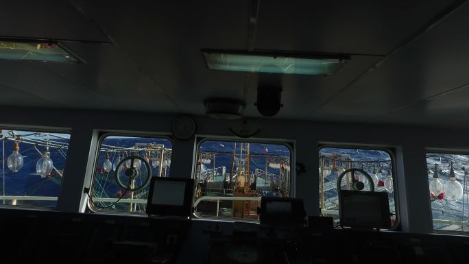 远洋渔船驾驶舱拍摄海浪