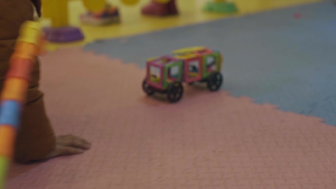 小朋友玩玩具车