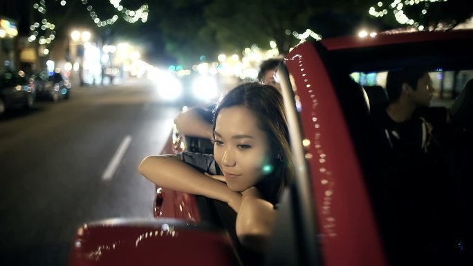 美丽的亚洲女人公路行驶第一视角行车记录仪