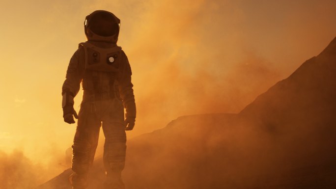 宇航员自信地在火星表面行走。