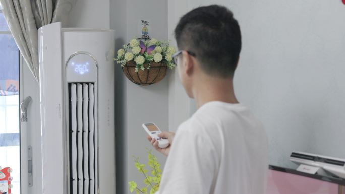 4K夏天一个人在家里用遥控器调整空调温度