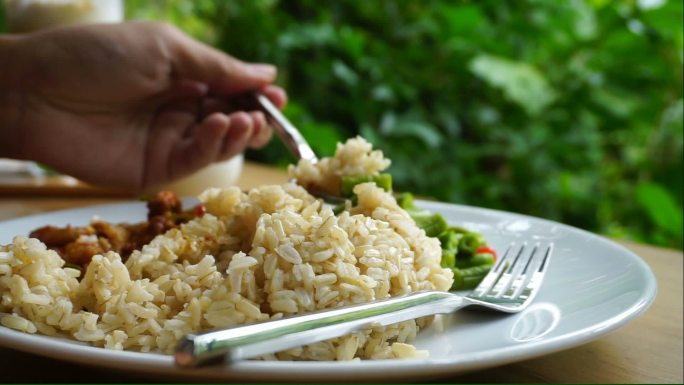 用勺子和叉子吃糙米
