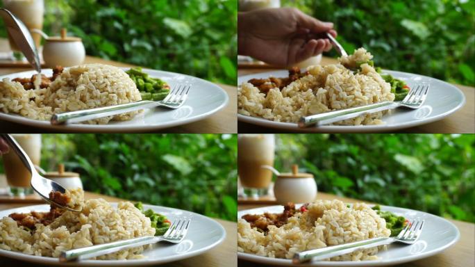 用勺子和叉子吃糙米