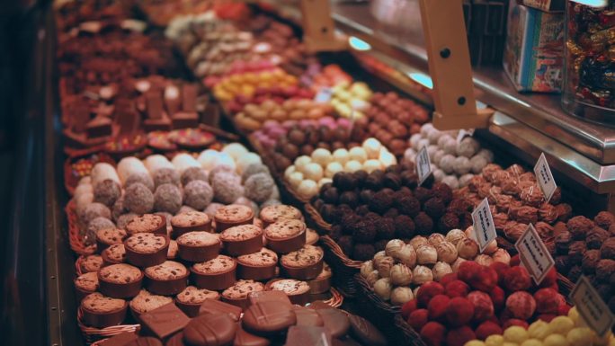 美味的巧克力糖果摆在东方传统市场的橱窗上