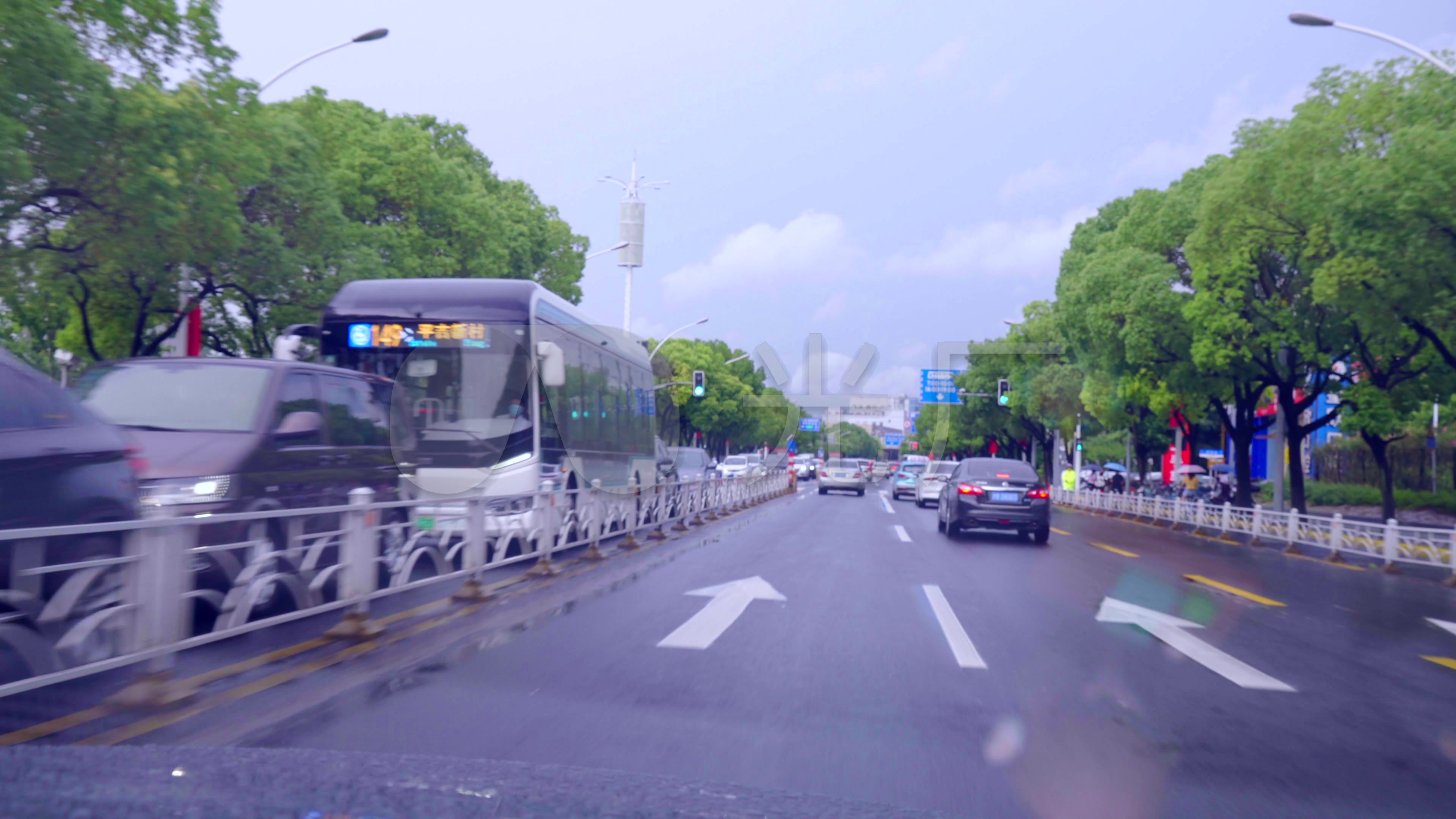 雨天在高速公路上应怎样驾驶 - 哔哩哔哩