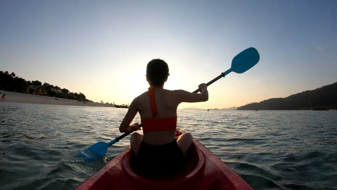 日落时分，女子在泰国佐敦的利佩乘坐皮艇