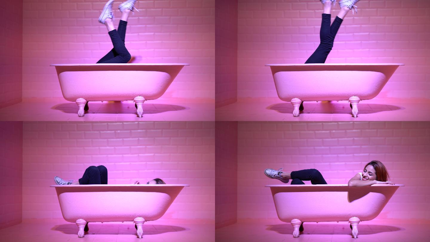 女人在粉红色的浴缸里玩得很开心
