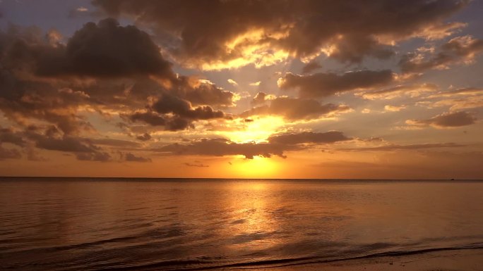 海上夕阳日落 金色海面