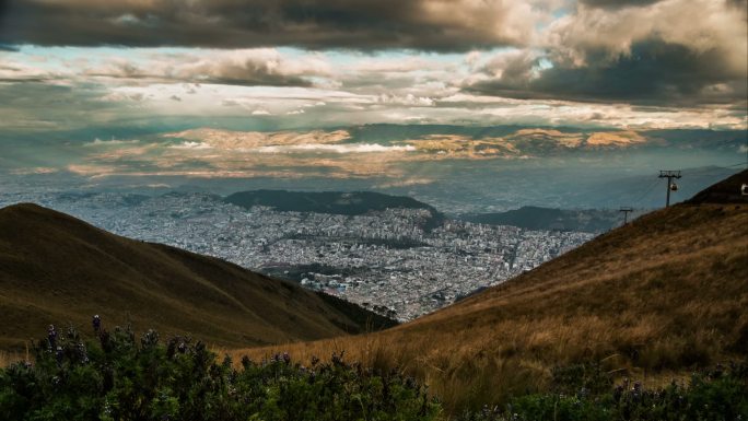 延时拍摄下的厄瓜多尔基多市城市景观