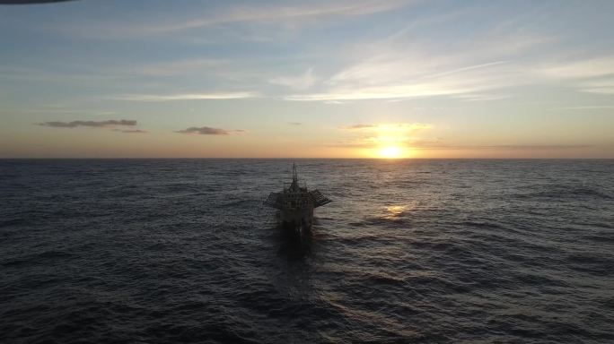 夕阳下 大西洋上 航拍远洋渔船远景