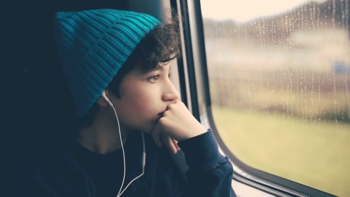 火车上的女孩透过窗户看