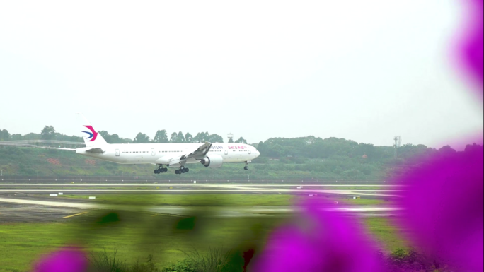 飞机起飞降落镜头机场跑道航空唯美花海旅游