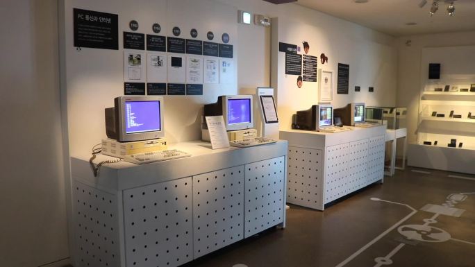 一组电脑博物馆的镜头