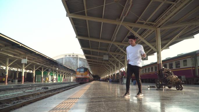 在火车站跳霹雳舞的年轻人