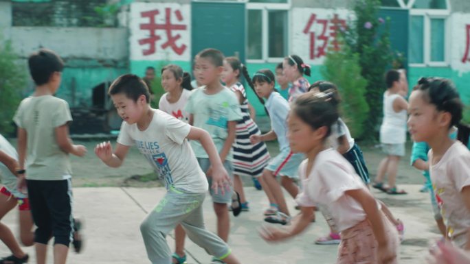 4K山村孩子奔跑升格