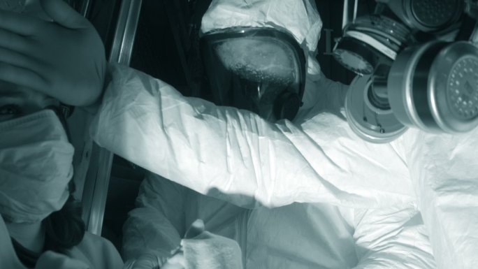 医务人员帮助埃博拉患者