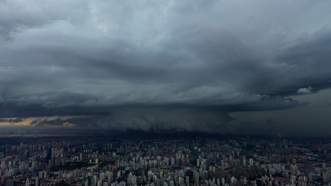 上海城市上空的风暴云